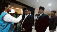 Para anggota DPRD DKI Jakarta juga diperiksa suhu tubuhnya.