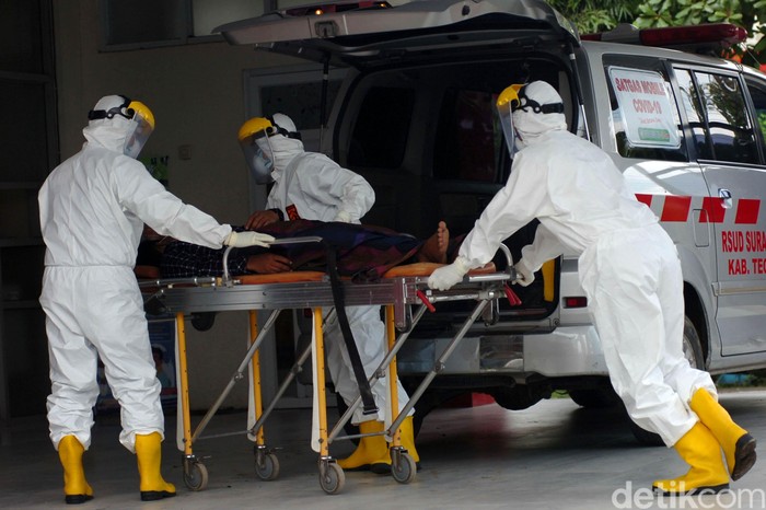 Personel Satgas Mobile COVID-19 memeriksa kondisi pasien diduga terjangkit virus Corona (COVID-19) di ruang isolasi Rumah Sakit Suradadi, Kabupaten Tegal, Jawa Tengah, Rabu (11/3/2020). RSUD Suradadi menjemput salah satu anak buah kapal (ABK) warga Desa Demangharjo, Kabupaten Tegal berinisial II (42) diduga terjangkit COVID-19, karena menderita penyakit demam, batuk dan pilek selama tujuh hari usai pulang melaut dari Taiwan. ANTARA FOTO/Oky Lukmansyah/foc.