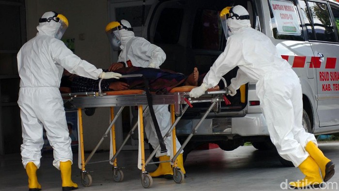 Pulang dari Taiwan, TKI Tegal yang Batuk-Demam Dilarikan ke Rumah Sakit Personel Satgas Mobile COVID-19 memeriksa kondisi pasien diduga terjangkit virus Corona (COVID-19) di ruang isolasi Rumah Sakit Suradadi, Kabupaten Tegal, Jawa Tengah, Rabu (11/3/2020). RSUD Suradadi menjemput salah satu anak buah kapal (ABK) warga Desa Demangharjo, Kabupaten Tegal berinisial II (42) diduga terjangkit COVID-19, karena menderita penyakit demam, batuk dan pilek selama tujuh hari usai pulang melaut dari Taiwan. ANTARA FOTO/Oky Lukmansyah/foc.
