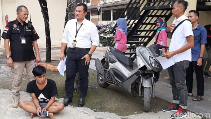 1 pelaku jambret diamankan di Polda Sumsel. Sementara dua pelaku lain masih dirawat di RS Bhayangkara.