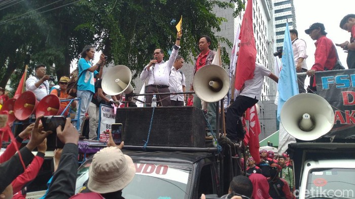Perwakilan DPRD DKI Jakarta menerima massa buruh menolak Omnibus Law Cipta Kerja (Sachril Agustin Berutu/detikcom)