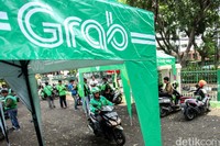 Kolong rel kereta Juanda kini menjadi lokasi shelter ojek online. Keberadaan shelter itu guna mencegah terjadinya penumpukan ojek online di pinggir jalan.