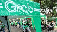 Sejumlah tenda untuk memarkirkan kendaraan terlihat di shelter ojek online tersebut.