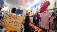 Sejumlah pedangang juga menggelar diskon dan obral.