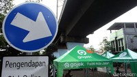 Papan penanda keberadaan shelter ojek online itu pun terlihat dipasang di kawasan tersebut.