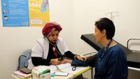 Dokter melakukan pengecekan kesehatan terhadap Direktur-Chief Information and Digital Officer XL Axiata, Yessie D. Yosetya di XL Axiata Tower, Rabu (11/3). Guna mencegah penyebaran virus Corona di lingkungan kerja, XL Axiata terus memperketat lingkungan kerja. XL Axiata juga menyediakan dokter yang berjaga setiap hari sepanjang jam kerja di XL Axiata Tower. Foto: dok. XL Axiata