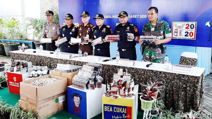 Gudang rokok ilegal di Lumajang digerebek petugas Kantor Pengawasan dan Pelayanan Bea Cukai (KPPBC), Tipe Madya Pabean (TMP) C Probolinggo. Ada jutaan batang rokok yang diamankan.