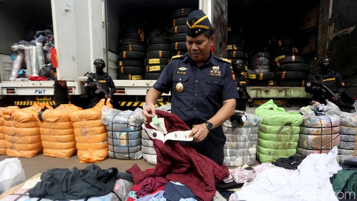 Bea Cukai dan BNN Amankan Narkoba hingga Baju Bekas Impor Ilegal Dirjen Bea dan Cukai bersama BNN tangkap pengedar narkoba jaringan internasional. Selain narkoba, ratusan baju bekas impor ilegal juga diamankan petugas.