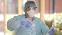 Petugas medis yang bersiaga pun diwajibkan mengenakan jas hazmat serta masker saat melakukan pemeriksaan dan pengambilan sampel dari orang yang diduga terinfeksi virus corona.