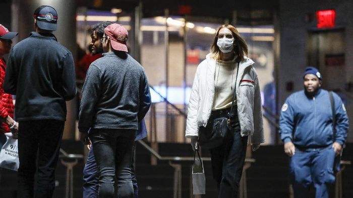 Di AS, 1.025 Orang Positif Corona dan 28 Lainnya Meninggal Jumlah pasien terinfeksi virus corona melonjak pesat di Amerika Serikat. Sejauh ini sebanyak 1.025 orang telah dinyatakan positif corona dan 28 lainnya meninggal dunia.
