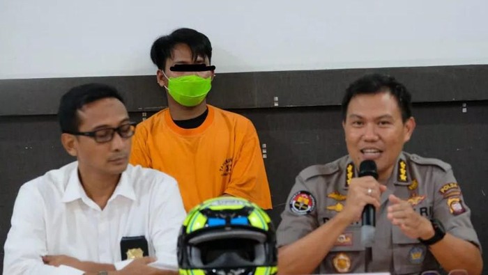Kabid Humas Polda Kalbar Kombes Donny Charles Go memberikan keterangan pers terkait penangkapan begal Pontianak.