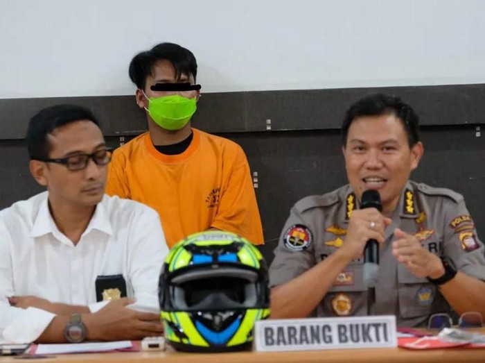 Kabid Humas Polda Kalbar Kombes Donny Charles Go memberikan keterangan pers terkait penangkapan begal Pontianak.
