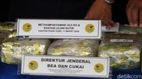 23 ribu butir ekstasi yang diamankan oleh petugas itu turut ditampilkan saat konferensi pers pengungkapan pengedar narkoba jaringan internasional tersebut.