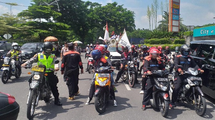 Massa Buruh Langsung Diarahkan ke Grahadi