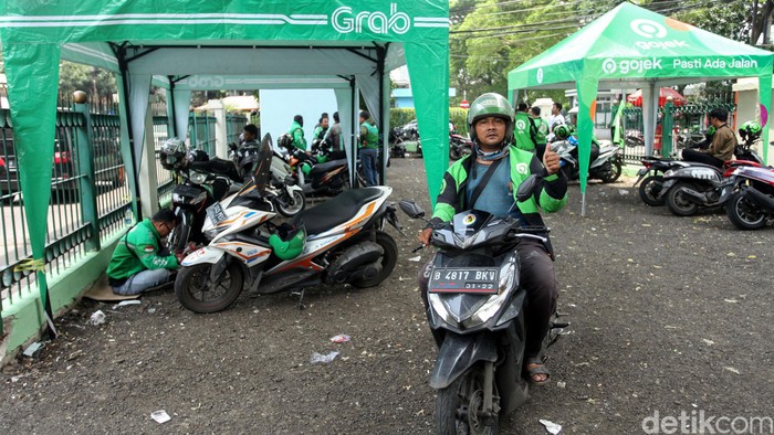 Kolong rel kereta Juanda kini menjadi lokasi shelter ojek online. Keberadaan shelter itu guna mencegah terjadinya penumpukan ojek online di pinggir jalan.
