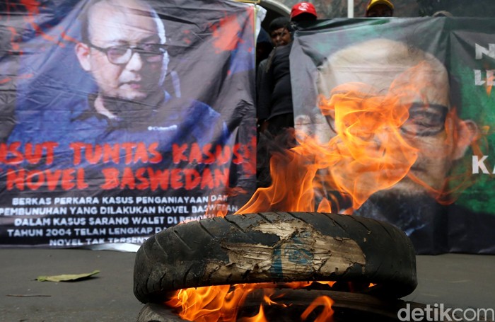 Aksi Bakar Ban di Demo Tuntaskan Kasus Sarang Burung Walet Novel Baswedan di Kejagung Massa aliansi corong rakyat gelar aksi demo di depan Kejaksaan Agung, Jakarta. Mereka desak Kejagung segera tuntaskan kasus sarang burung walet Novel Baswedan.