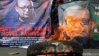 Aksi bakar ban kembali mewarnai demo yang dilakukan massa yang tergabung dalam aliasi corong rakyat di depan Kejaksaan Agung (Kejagung), Jakarta, Rabu (11/3/2020).