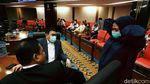 Momen Tina Toon dan Anggota DPRD DKI Dicek Suhu Tubuhnya