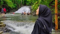 Traveler bisa berenang di sungai Barutungnge ini. Namun yang enggan berenang, bisa duduk-duduk sambil menikmati suasana. Asyik juga kok! (Hasrul Nawir/detikcom)