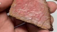 Bahkan jika dilihat sekilas, kamu tidak akan menyangka bahwa makanan lezat tersebut hanyalah sebuah karya seni yang terbuat dari kayu. Ada banyak makanan yang ia bentuk dari kayu, seperti yang satu ini berbentuk potongan daging. Foto: Instagram @seiji_kawasaki