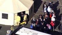 Sementara para penumpang yang berkewarganegaraa lain selain AS direncanakan akan dipulangkan ke negara asal usai menjalani pemeriksaan kesehatan. KGO-TV via AP, Pool.