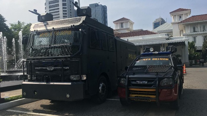 Water canon disiagakan di depan Balai Kota DKI Jakarta