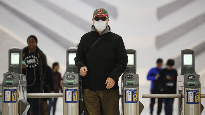 Jumlah pasien terinfeksi virus corona melonjak pesat di Amerika Serikat. Sejauh ini sebanyak 1.025 orang telah dinyatakan positif corona dan 28 lainnya meninggal dunia.