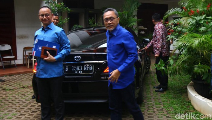 Zulhas sambangi kediaman Prabowo di Kertanegara.