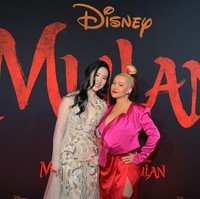 Aku sangat berharap ada keajaiban dan (virus Corona) bisa segera berakhir, ujar Liu Yifei. Foto: Getty Images for Disney/Charley Gallay