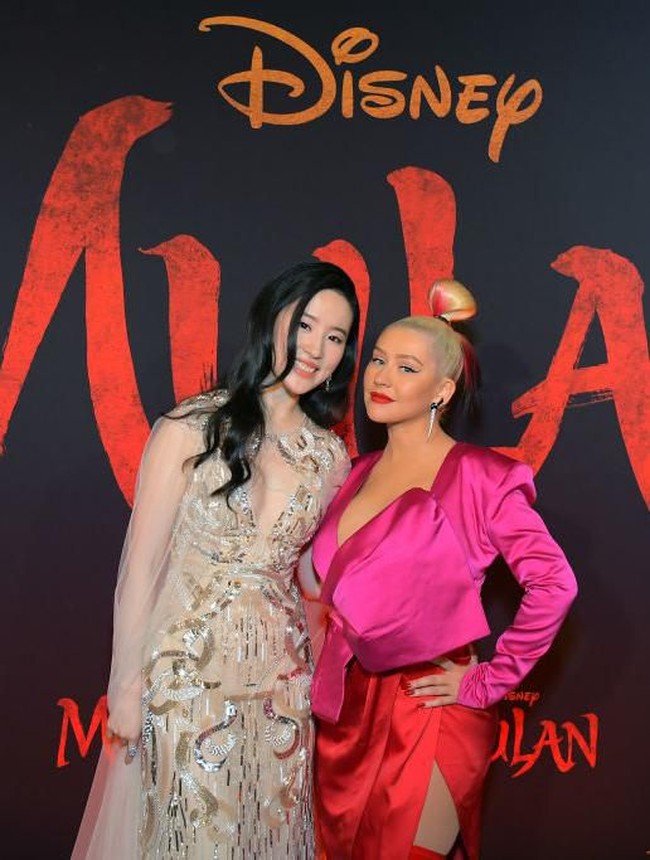 Aku sangat berharap ada keajaiban dan (virus Corona) bisa segera berakhir, ujar Liu Yifei. Foto: Getty Images for Disney/Charley Gallay