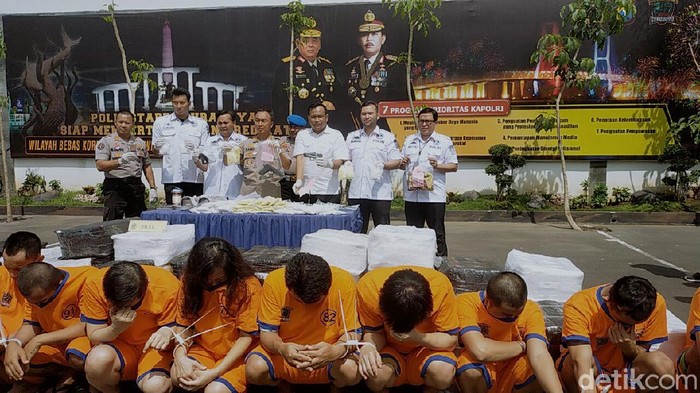 Polrestabes Surabaya menangkap 10 tersangka dalam kasus pengedaran pil koplo. Dari tangan mereka, polisi mengamankan tujuh juta pil koplo.