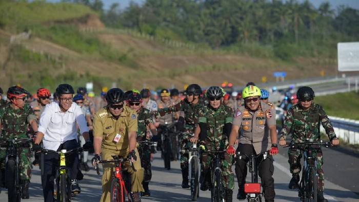 Irjen Pol Istiono, melakukan survei ruas jalan tol Manado-Bitung