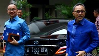 Zulhas sapaan akrab Ketum PAN tersebut tampak mengenakan kemeja lengan panjang berwarna biru saat mengunjungi kediaman Prabowo Subianto.