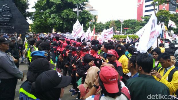 Tolak Omnibus Law, Buruh dan Mahasiswa Unjuk Rasa di DPRD Jateng