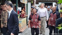 Pantauan detikcom, di Kampung Cyber RT 34/RW 09, Raja Belanda tiba di lokasi sekitar pukul 13.22 WIB, Rabu (11/3/2020). Raja Willem tampak mengenakan kemeja warna merah muda tanpa mengenakan jas.