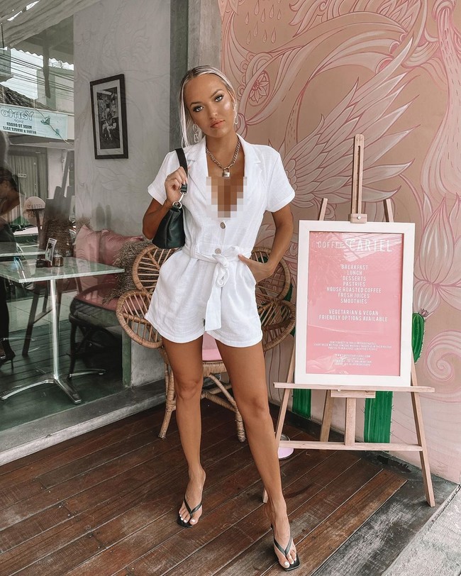 Corona belakangan ini menghebohkan Indonesia karena virus tersebut telah menyebar. Berita terbaru bahkan menyebut ada pasien Corona di Bali meninggal dunia hari ini, Rabu (11/3/2020). Meski isu Corona menghebohkan Tanah Air, namun selebgram seksi asal Australia ini santuy jalan-jalan di Bali.  Foto: dok. Instagram