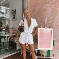 Corona belakangan ini menghebohkan Indonesia karena virus tersebut telah menyebar. Berita terbaru bahkan menyebut ada pasien Corona di Bali meninggal dunia hari ini, Rabu (11/3/2020). Meski isu Corona menghebohkan Tanah Air, namun selebgram seksi asal Australia ini santuy jalan-jalan di Bali.  Foto: dok. Instagram