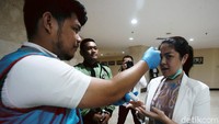 Tina Toon diperiksa suhu tubuhnya sebelum mengikuti rapat paripurna yang digelar DPRD DKI Jakarta, Rabu (11/3/2020).