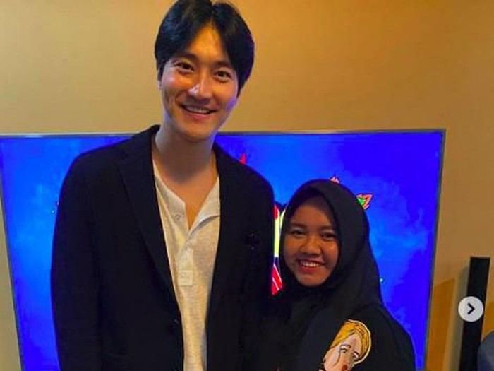 Siwon foto bareng pengasuh Rafathar