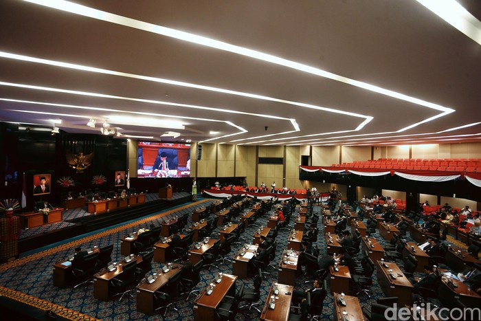 Gubernur DKI Anies Baswedan hadiri rapat paripurna yang digelar DPRD Provinsi DKI Jakarta. Sebelum rapat dimulai Anies sempat diperiksa suhu tubuhnya.