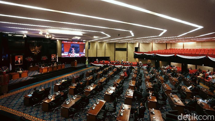 Gubernur DKI Anies Baswedan hadiri rapat paripurna yang digelar DPRD Provinsi DKI Jakarta. Sebelum rapat dimulai Anies sempat diperiksa suhu tubuhnya.
