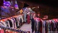 Adanya isu corona juga ditanggapi dengan santai oleh para pedagang. Mereka yakin dengan statement dari Kemenkes soal penyebaran virus corona tidak melalui pakaian impor melainkan melalui kontak langsung.