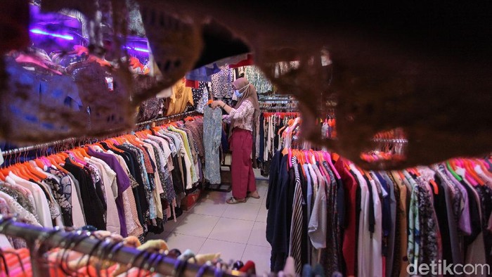 Di tengah isu corona yang merebak, penjualan pakaian impor masih eksis diminati warga. Terbukti sentra penjualan pakaian impor masih ramai di kawasan Pasar Baru.