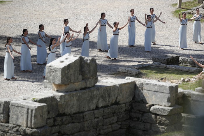 Pesona Dewi Yunani  di Seremoni Penyalaan Obor Olimpiade  