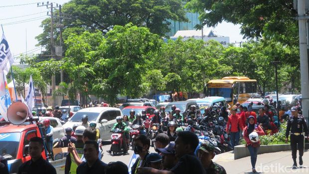 Buruh Demo Tolak Omnibus Law di Kantor Gubernur Sulsel, Lalin Macet