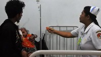 Seorang suster mengecek cairan infus salah seorang pasien yang dirawat akibat terserang demam berdarah dengue (DBD) di RSUD TC Hillers, Maumere, Kabupaten Sikka, NTT, Rabu (11/3/2020).
