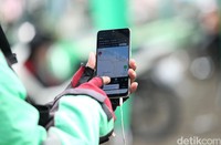 Kolong rel kereta Juanda kini menjadi lokasi shelter ojek online. Keberadaan shelter itu guna mencegah terjadinya penumpukan ojek online di pinggir jalan.