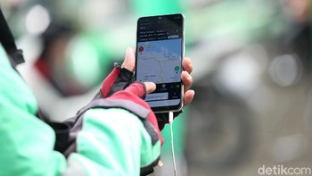 Pembatasan ini dilakukan setelah adanya kebijakan dari pemerintah untuk sementara menghentikan moda transportasi ojek online atau ojol saat Pembatasan Sosial Berskala Besar (PSBB). PSBB sendiri berlaku mulai hari ini, Jumat (10/4/2020).  Rifkianto Nugroho/Dok. Detikcom.