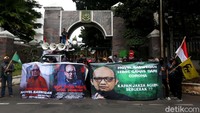 Massa aksi tersebut membawa spanduk dan poster berisi permintaan agar Kejaksaan Agung segera menuntaskan kasus sarang burung walet yang melibatkan penyidik senior KPK Novel Baswedan.