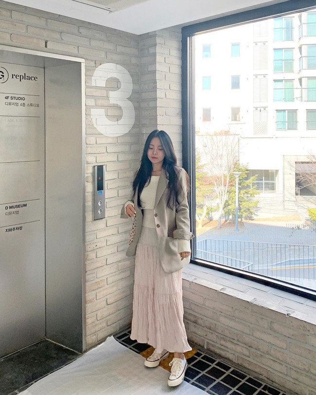 Jung Jiwoo atau yang lebih dikenal sebagai Mejiwoo di Instagram memang tak benar-benar berkecimpung di industri hiburan seperti sang adik. Tapi Jiwoo juga jadi pusat atensi di media sosial. Foto: Instagram @mejiwoo103